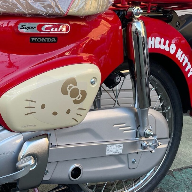 スーパーカブ50 HELLO KITTY 2024年モデル(赤)